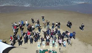 Trabajadores de Gasmar y alumnos de Puchuncaví retiraron basura de Playa Las Ventanas en operativo de limpieza