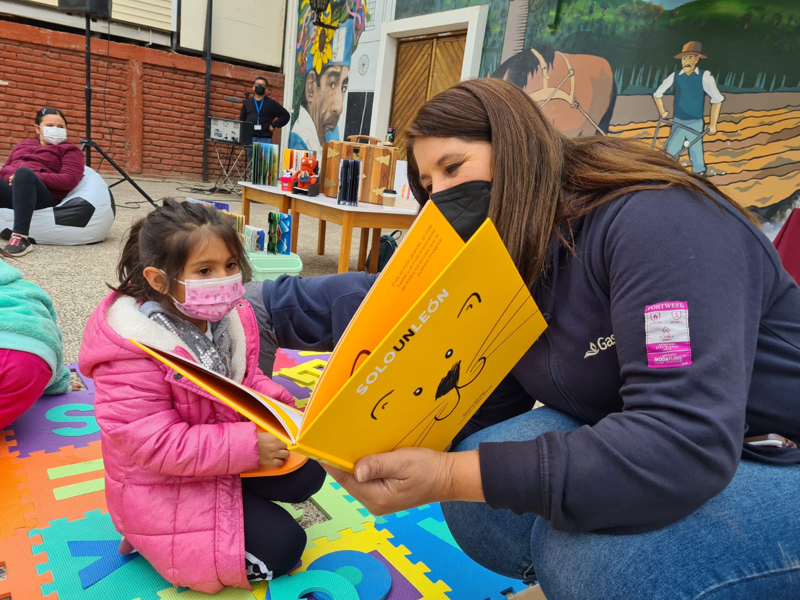 Gasmar entrega libros de Editorial Recrea a Biblioteca Pública Municipal de Puchuncaví